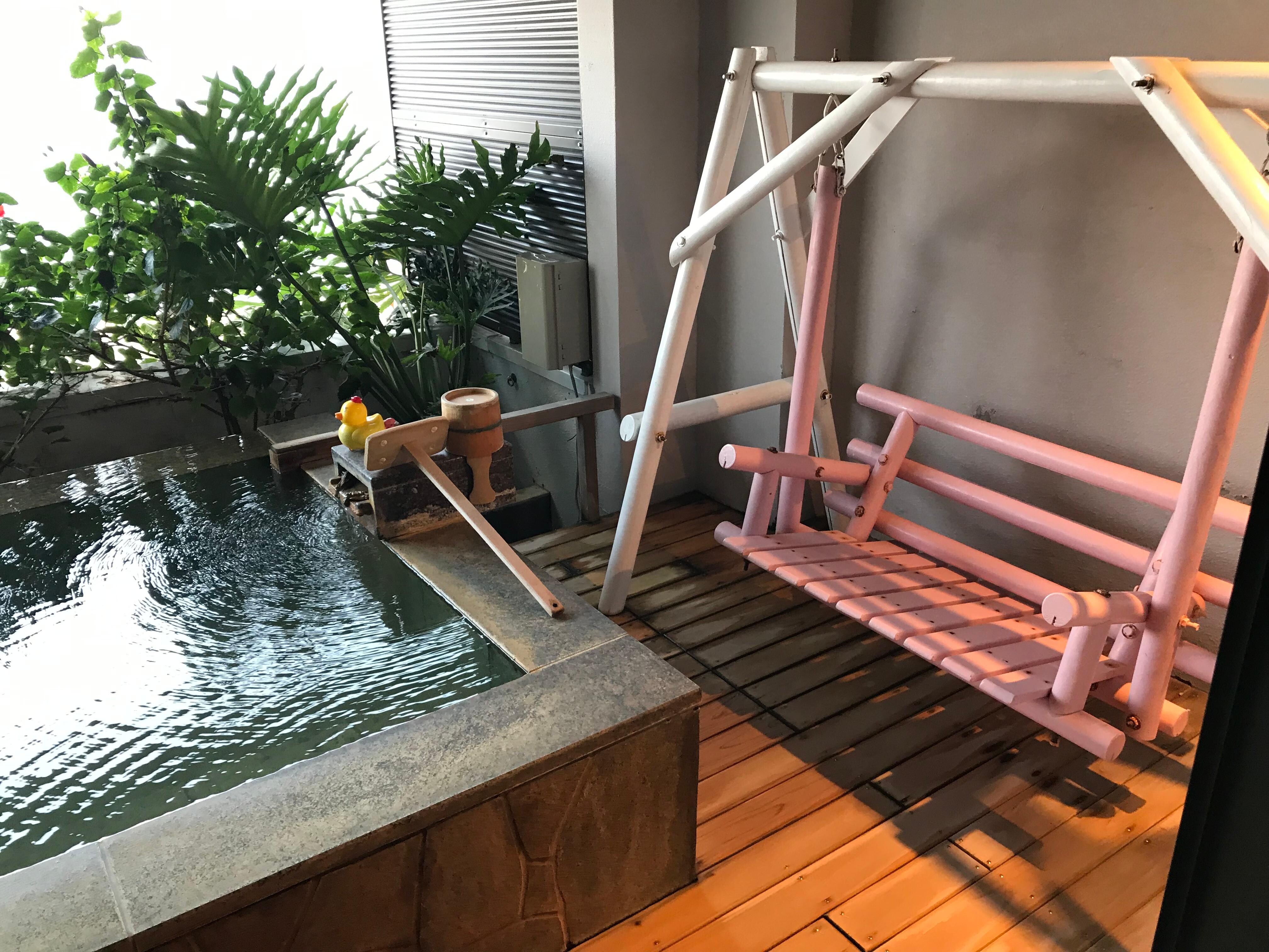 部屋の露天風呂と2人掛けブランコ。このブランコは旅行中あちこちで見かけました。流行中？