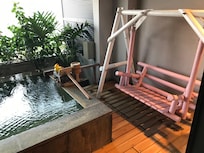 部屋の露天風呂と2人掛けブランコ。このブランコは旅行中あちこちで見かけました。流行中?