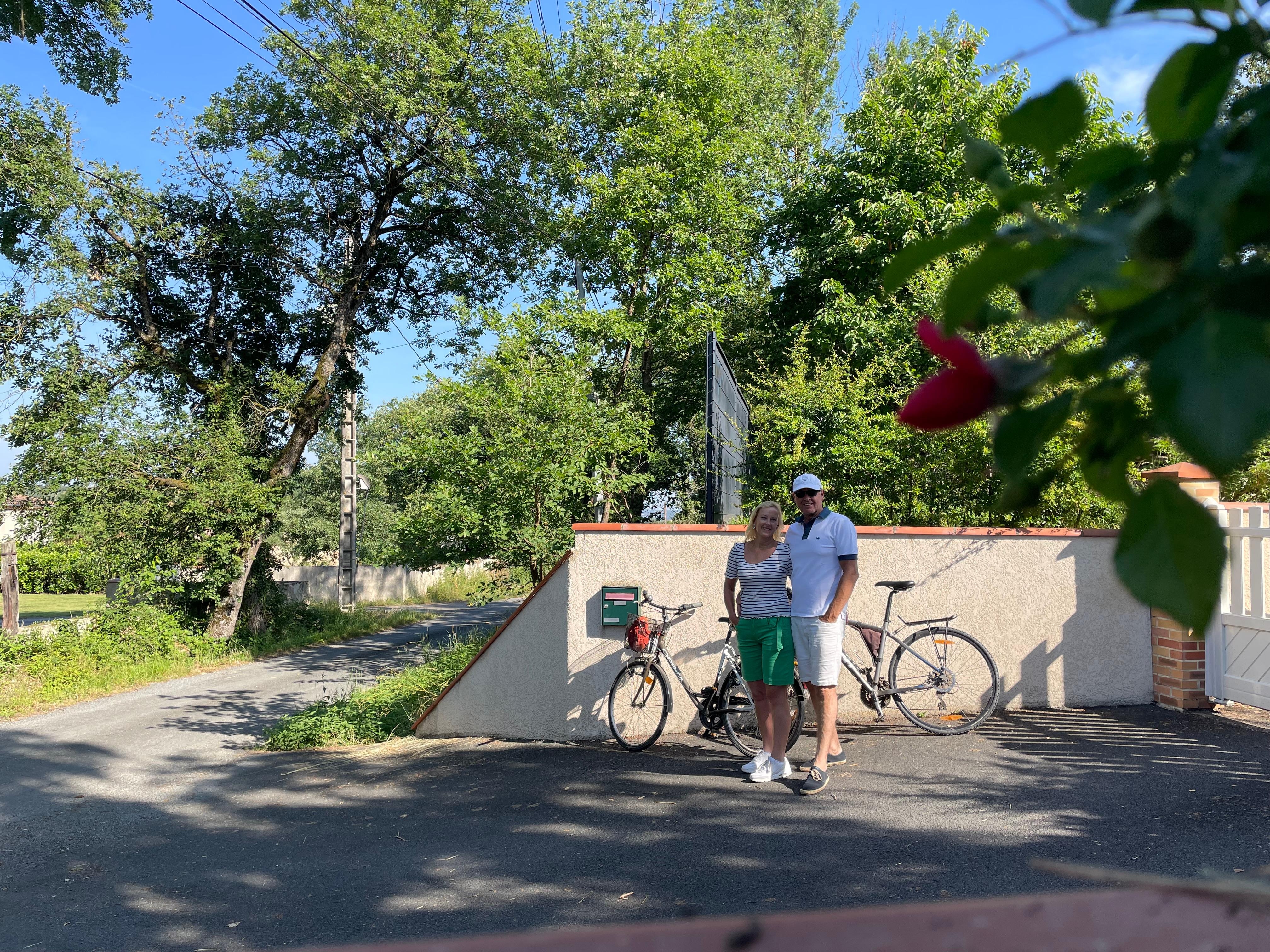 Voor de oprit met de twee gratis leenfietsen 