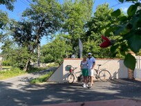 Voor de oprit met de twee gratis leenfietsen