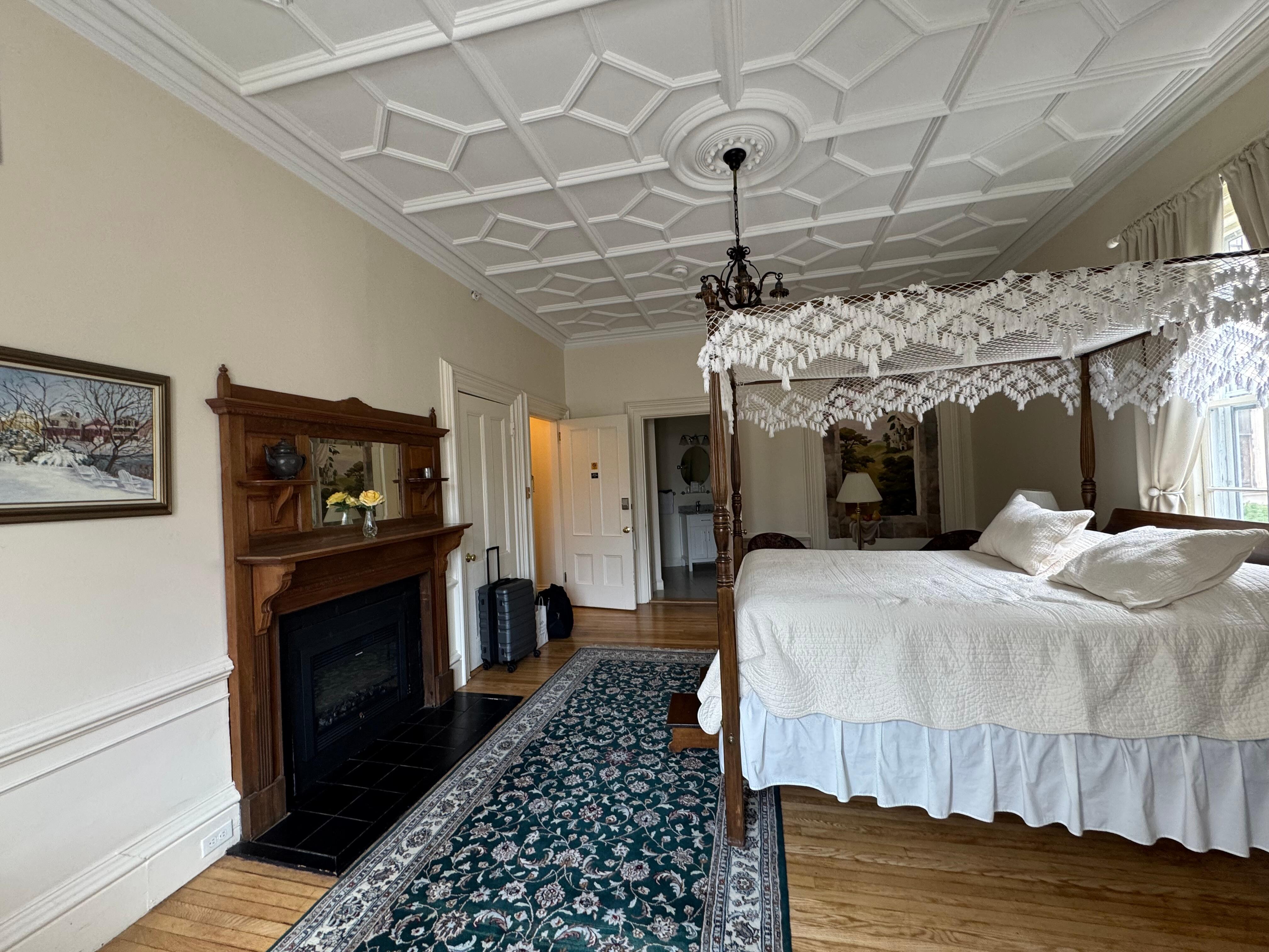 Queen with jacuzzi tub and fireplace 