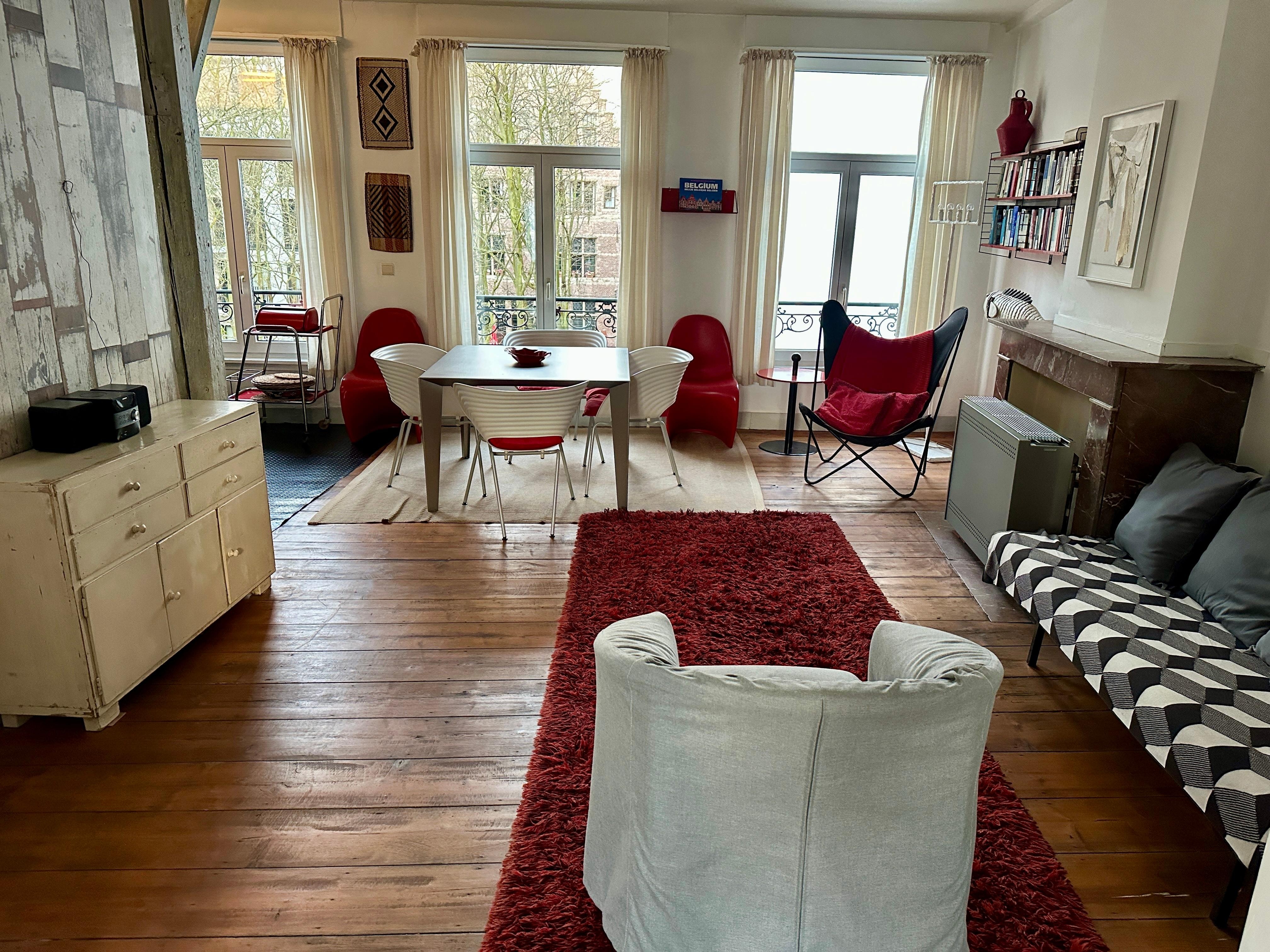 Das Esszimmer mit angrenzender offener Küche und Wohnzimmer