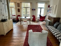 Das Esszimmer mit angrenzender offener Küche und Wohnzimmer