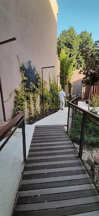 Paso de cafetería al pequeño jardin