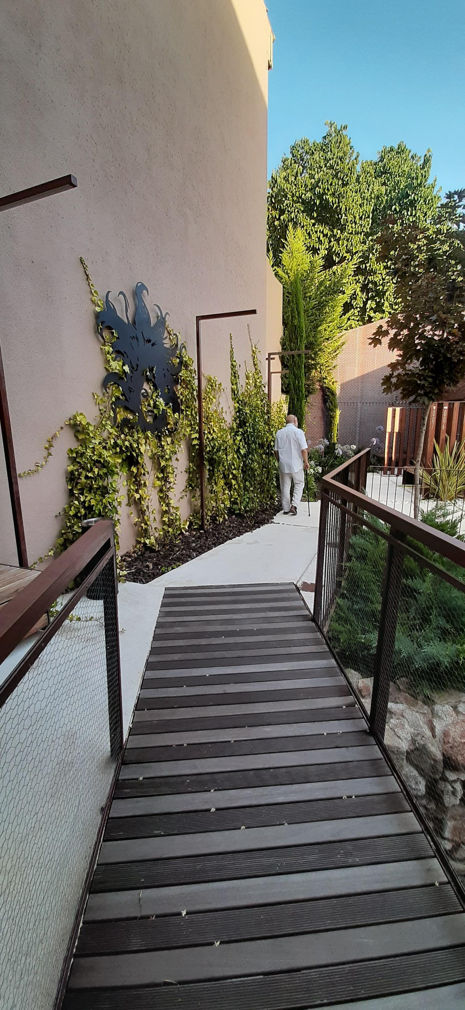 Paso de cafetería al pequeño jardin