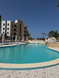 Devant l'hôtel