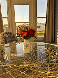 Nice sunroom for breakfast .