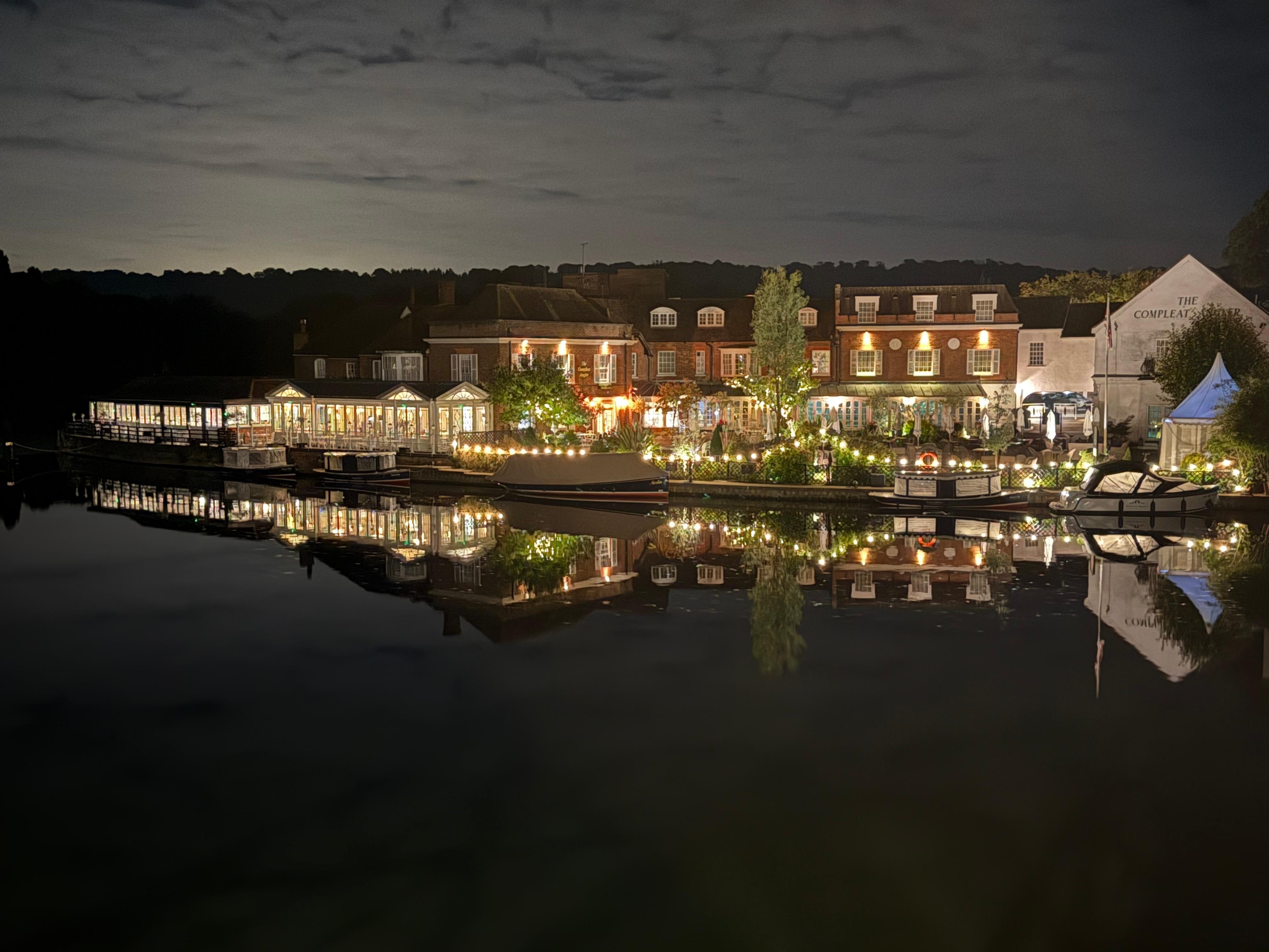 Hôtel Macdonald Compleat Anchor at night 