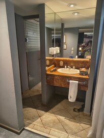 Me gustó el baño y buena luz en el lavabo.