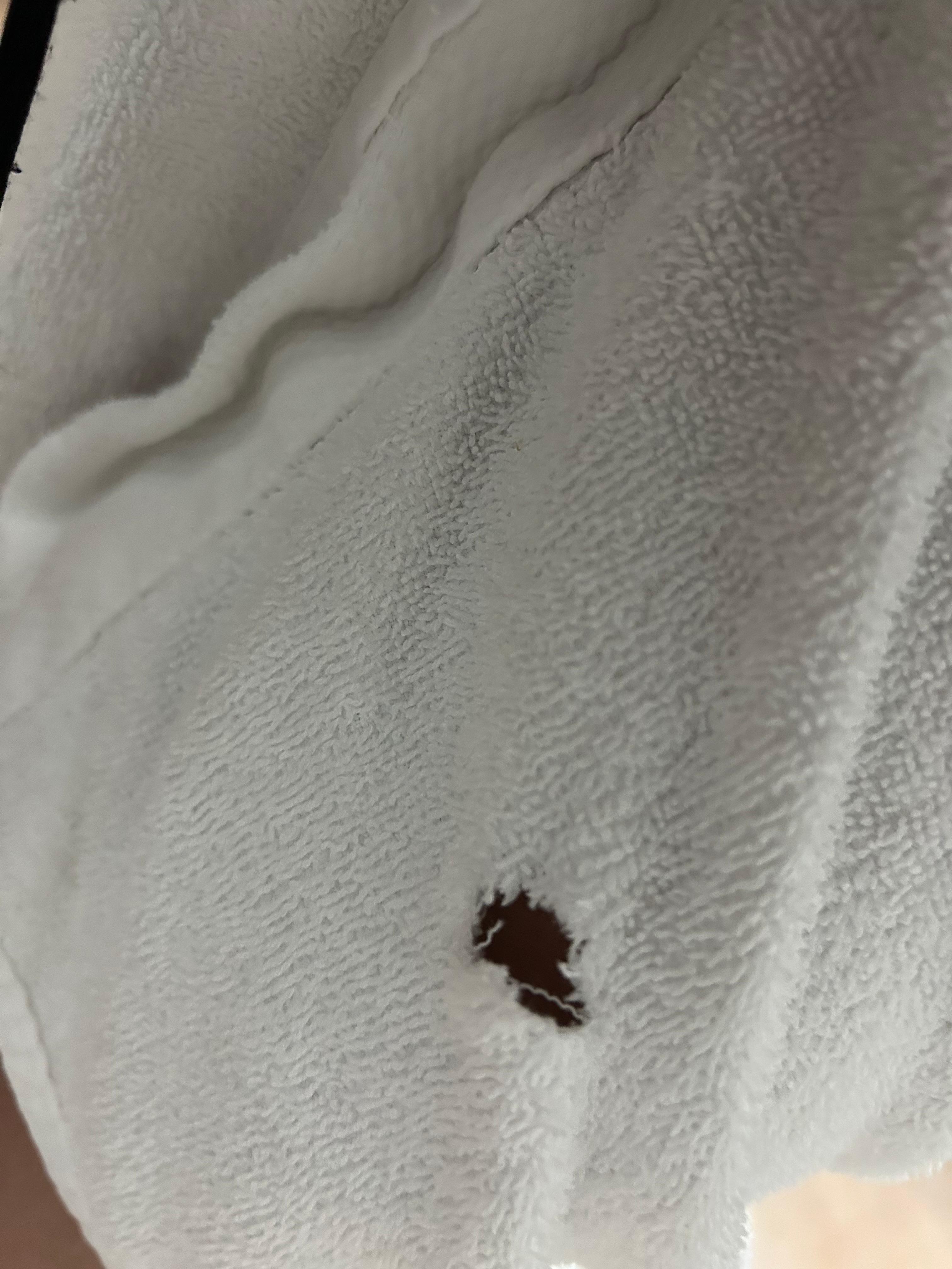 Trous dans les serviettes de bain 