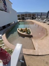 La piscina no es muy buena
