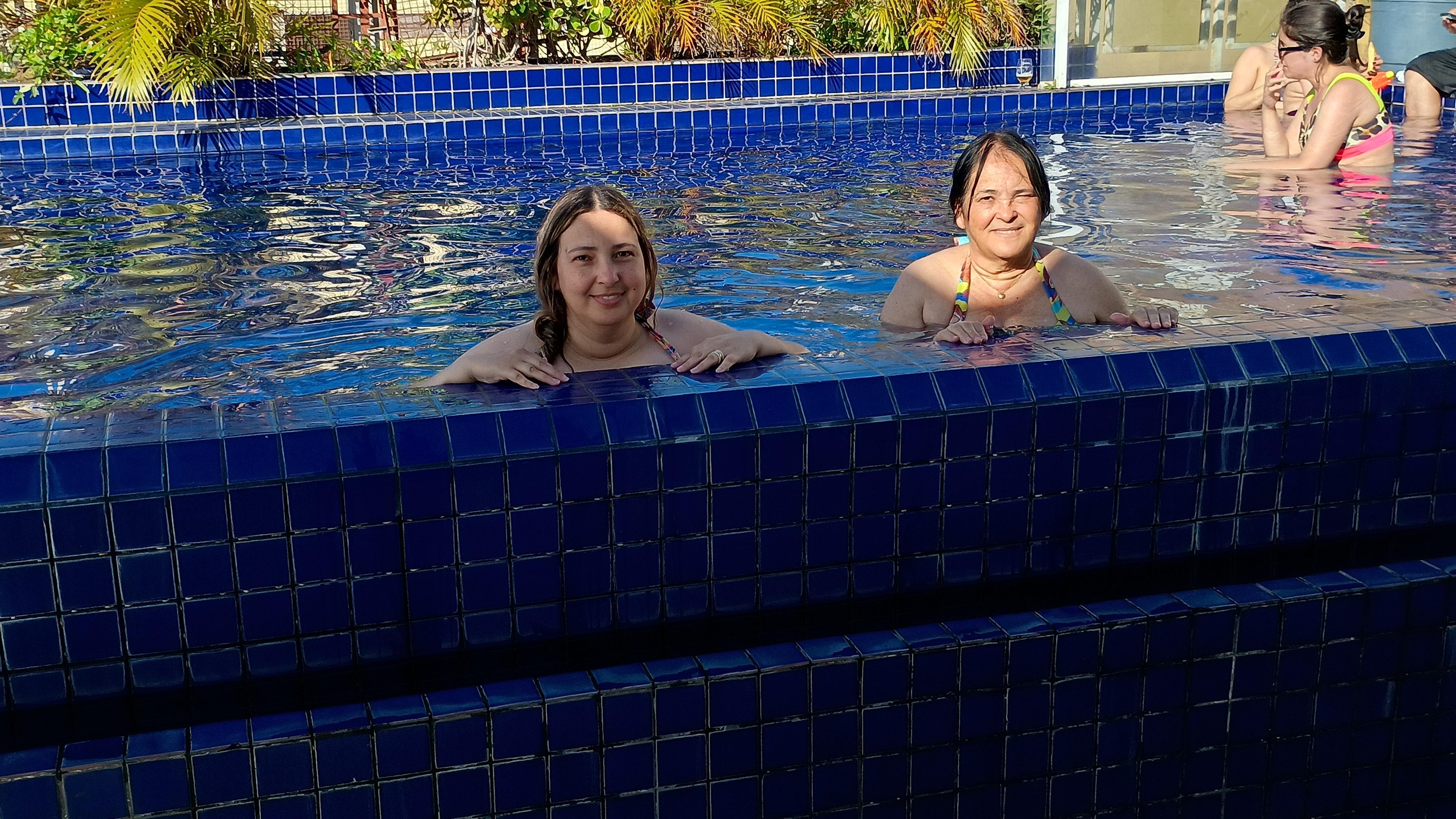Refrescando na piscina da cobertura do hotel 
