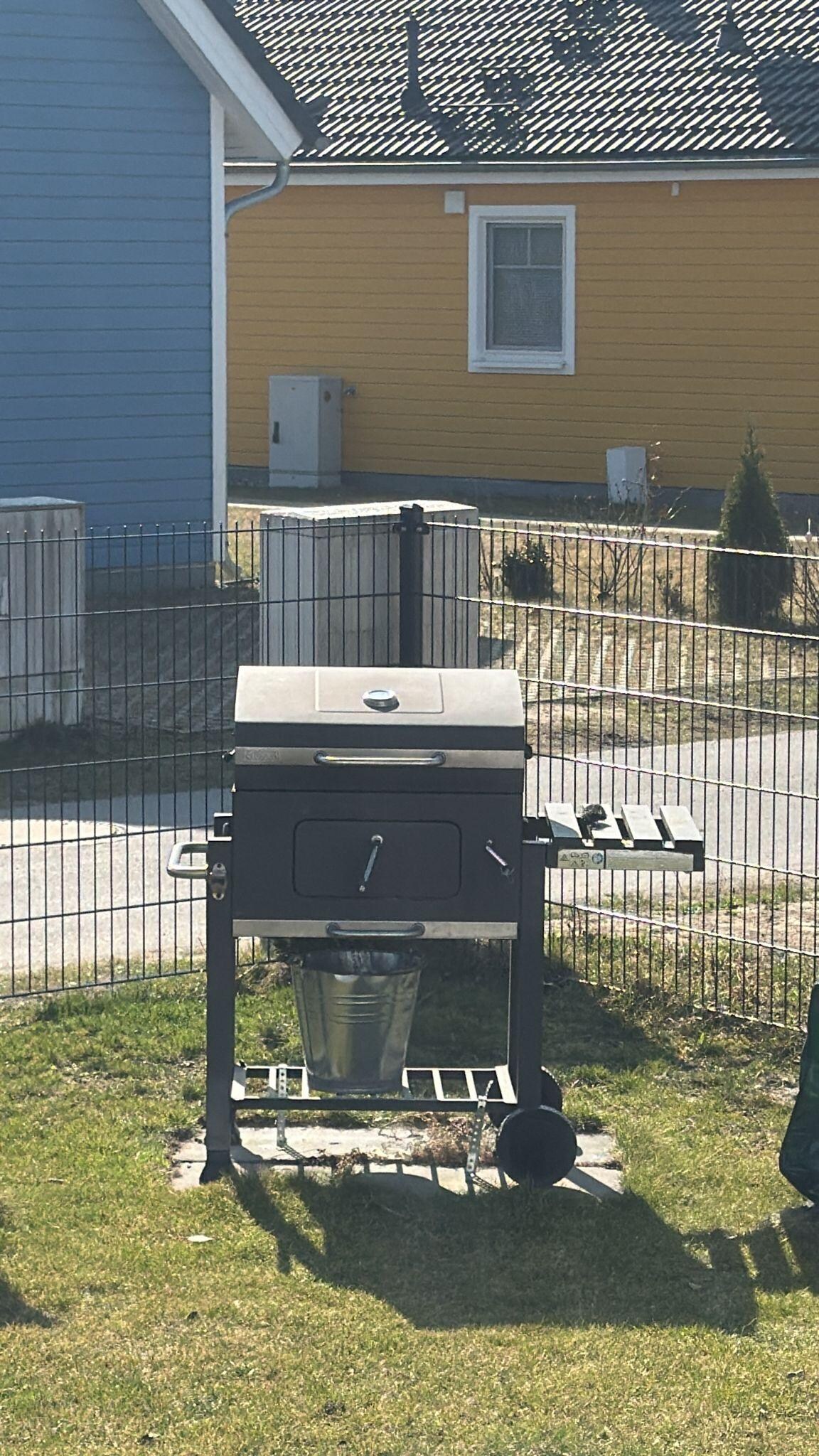 Holzkohlegrill im Garten 