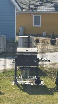 Holzkohlegrill im Garten