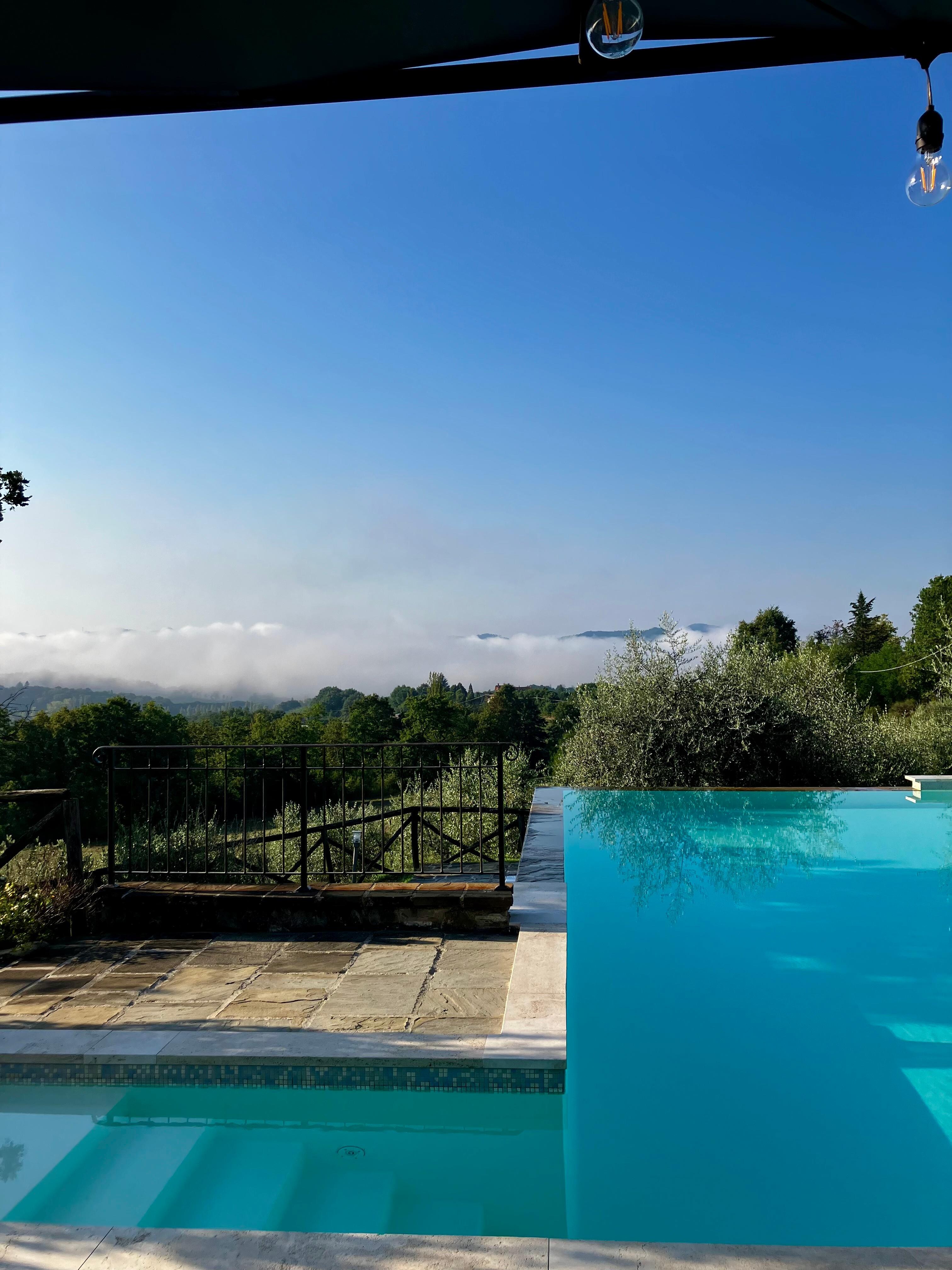 zwembad in de morgen