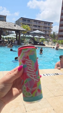 Pool views, almani drinks and live music,⛱️