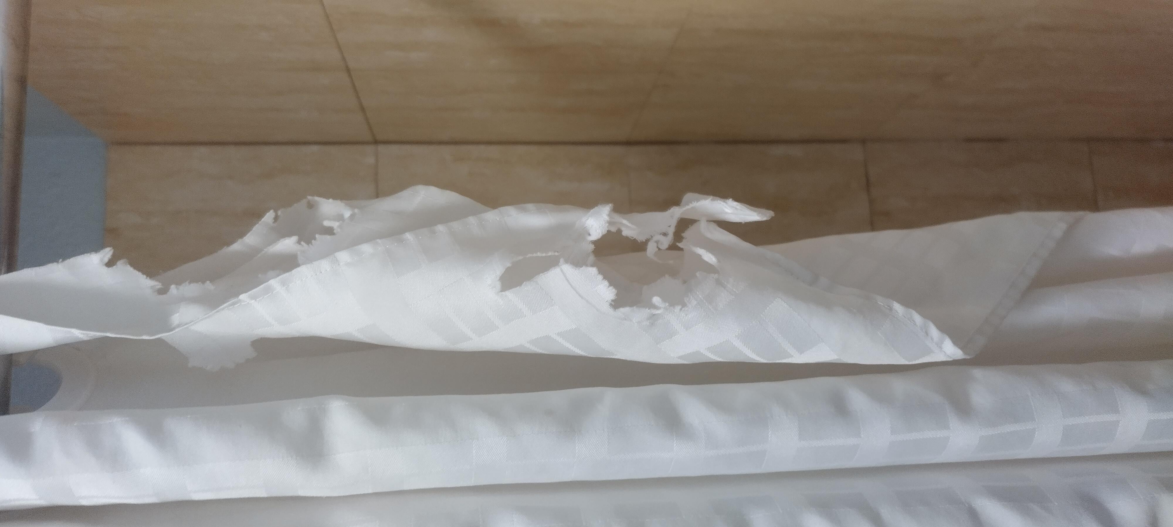 Cortina de baño rota