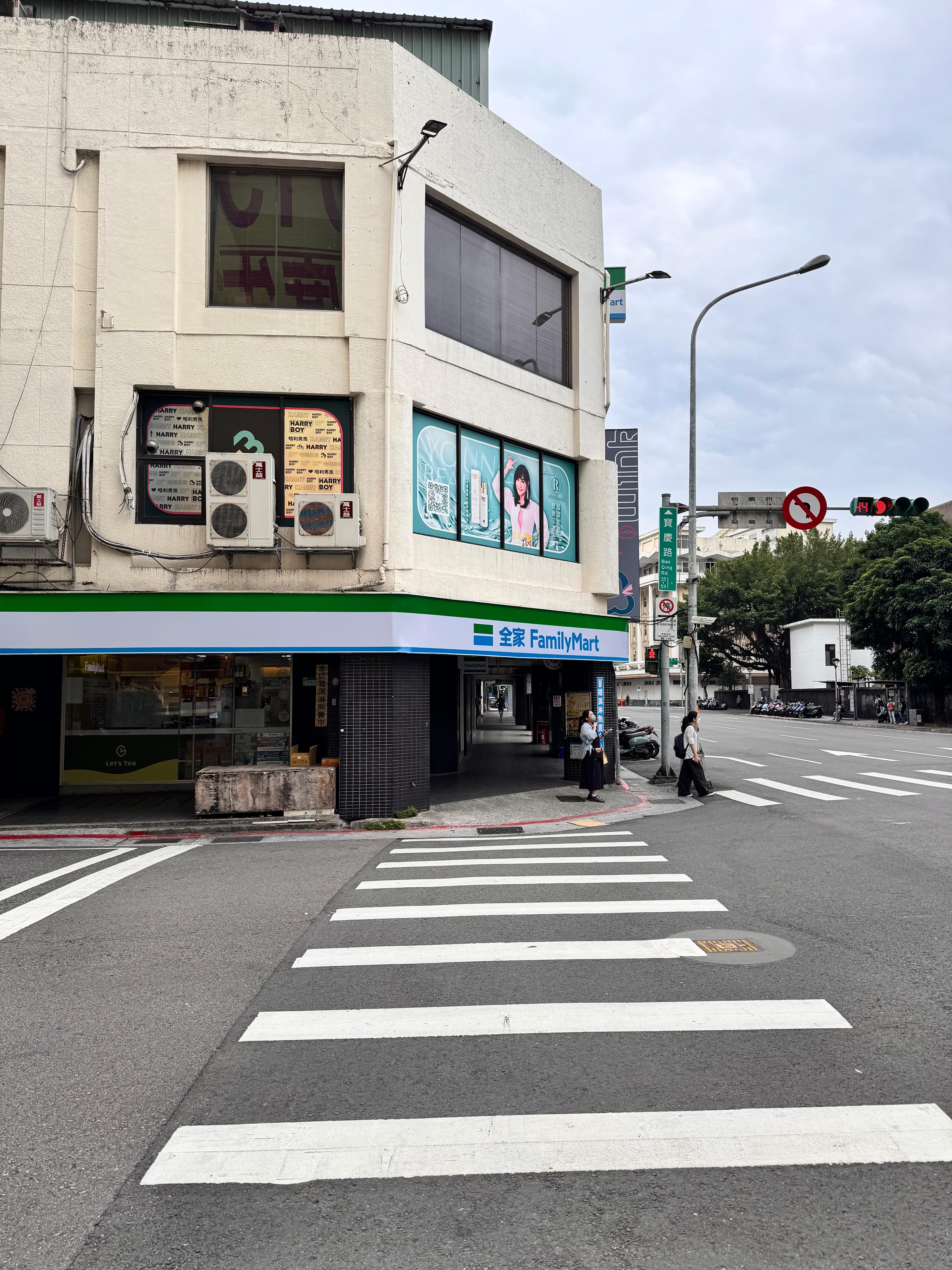 ホテル前のファミリマート