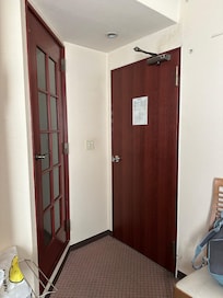 Either door can’t open if one of them is slightly opened. Very difficult to bring luggages in and out of the door.