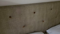 cabeceira da cama suja e com mofo