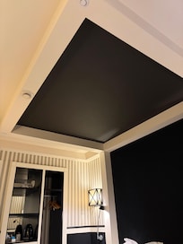 La decoración es preciosa y acogedora.