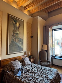 Very big room with an amazing ceiling