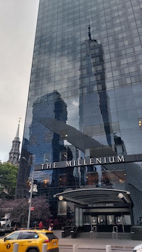 Haupteingang zum Hotel (z.Zt. geschlossen)