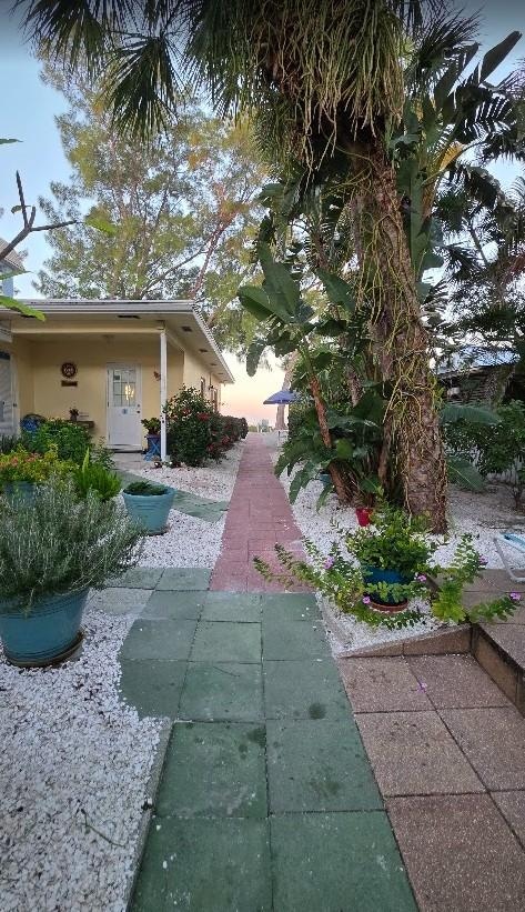 Gardens and path to the beach. 