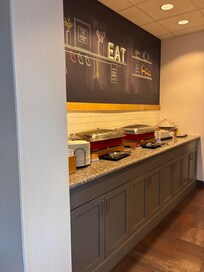 朝食バイキングは朝6時からです
