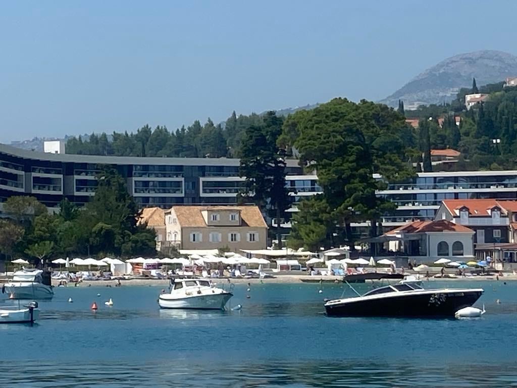 Beach Srebreno med Sheraton Dubrovnik Riviera Hotel i bakgrunnen