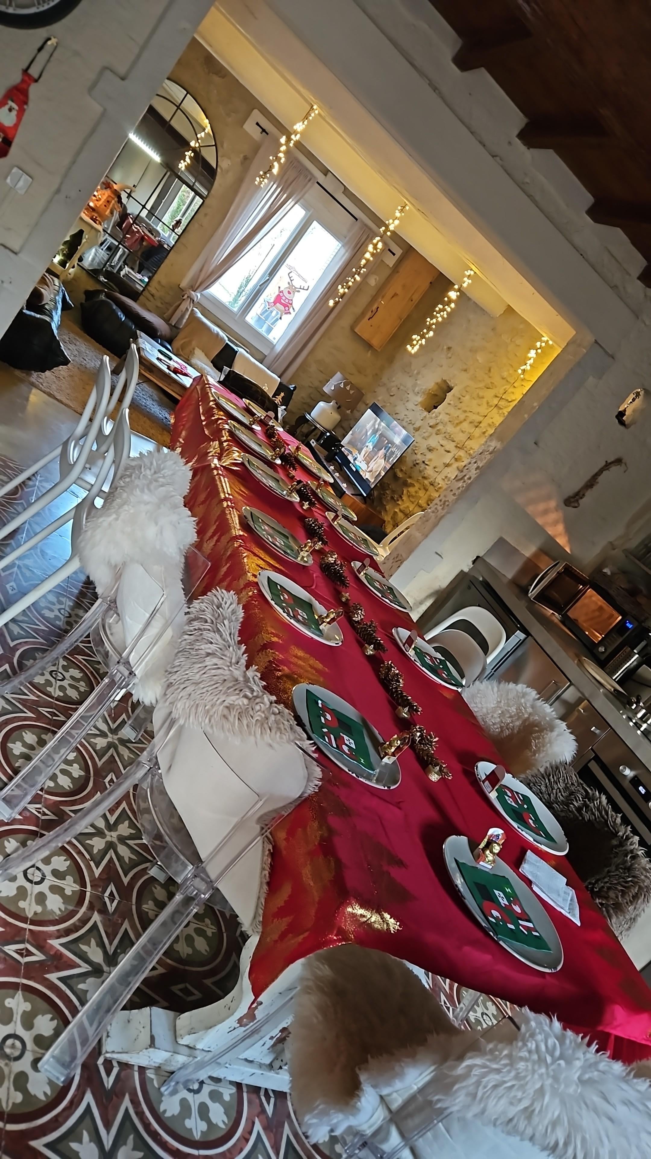 Table de Noël pour 14 personnes ,assez de place ,4 chambres et 4 salles de bains 