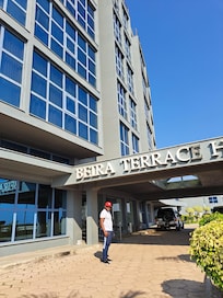 Vista frontal do hotel