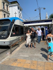 Vista lateral do hotel. Ruas tranquilas. Próximo ao Grand Bazzar , comércio e trem. Boa localização.