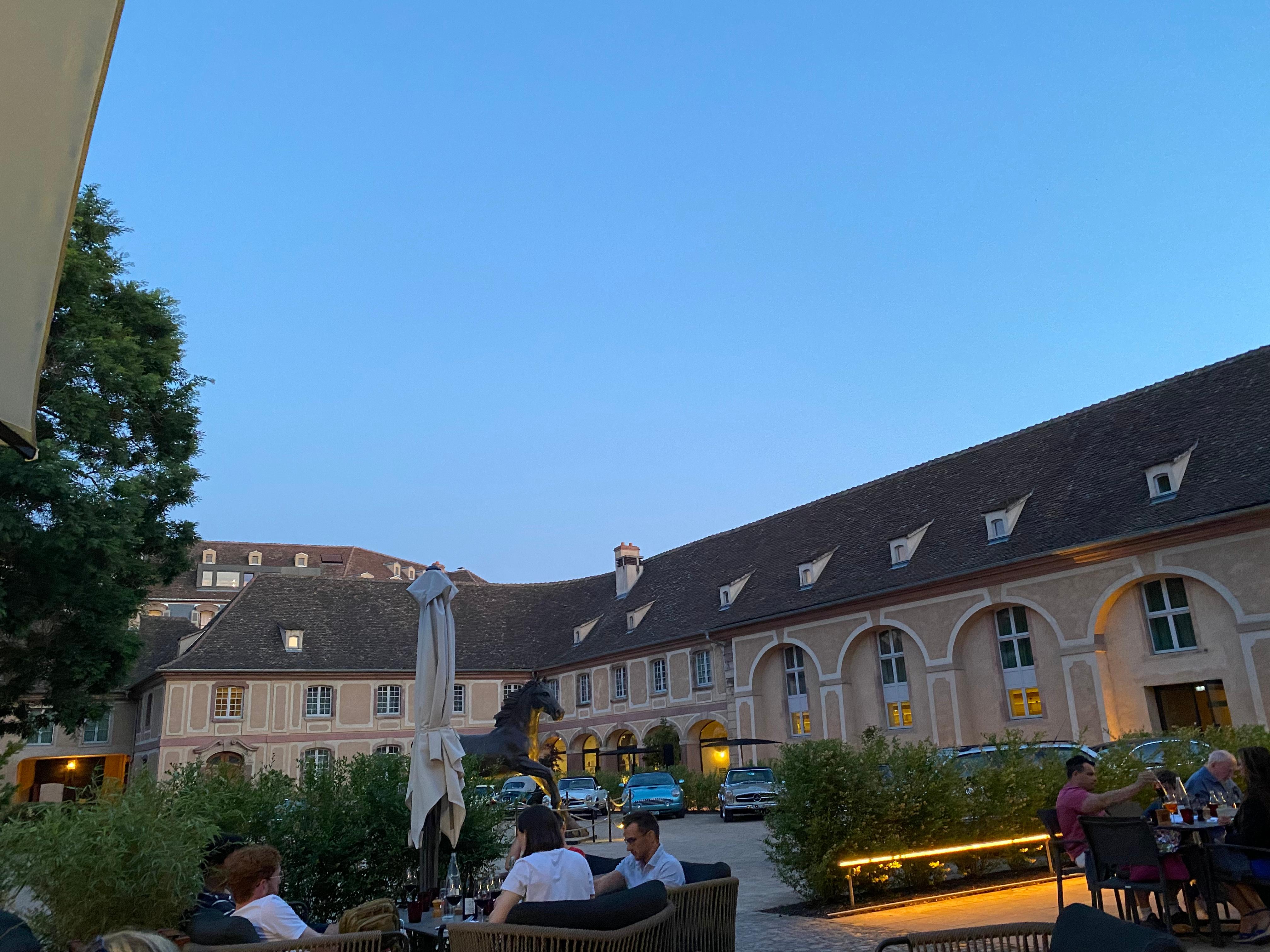 Inner courtyard with great garden restaurant 