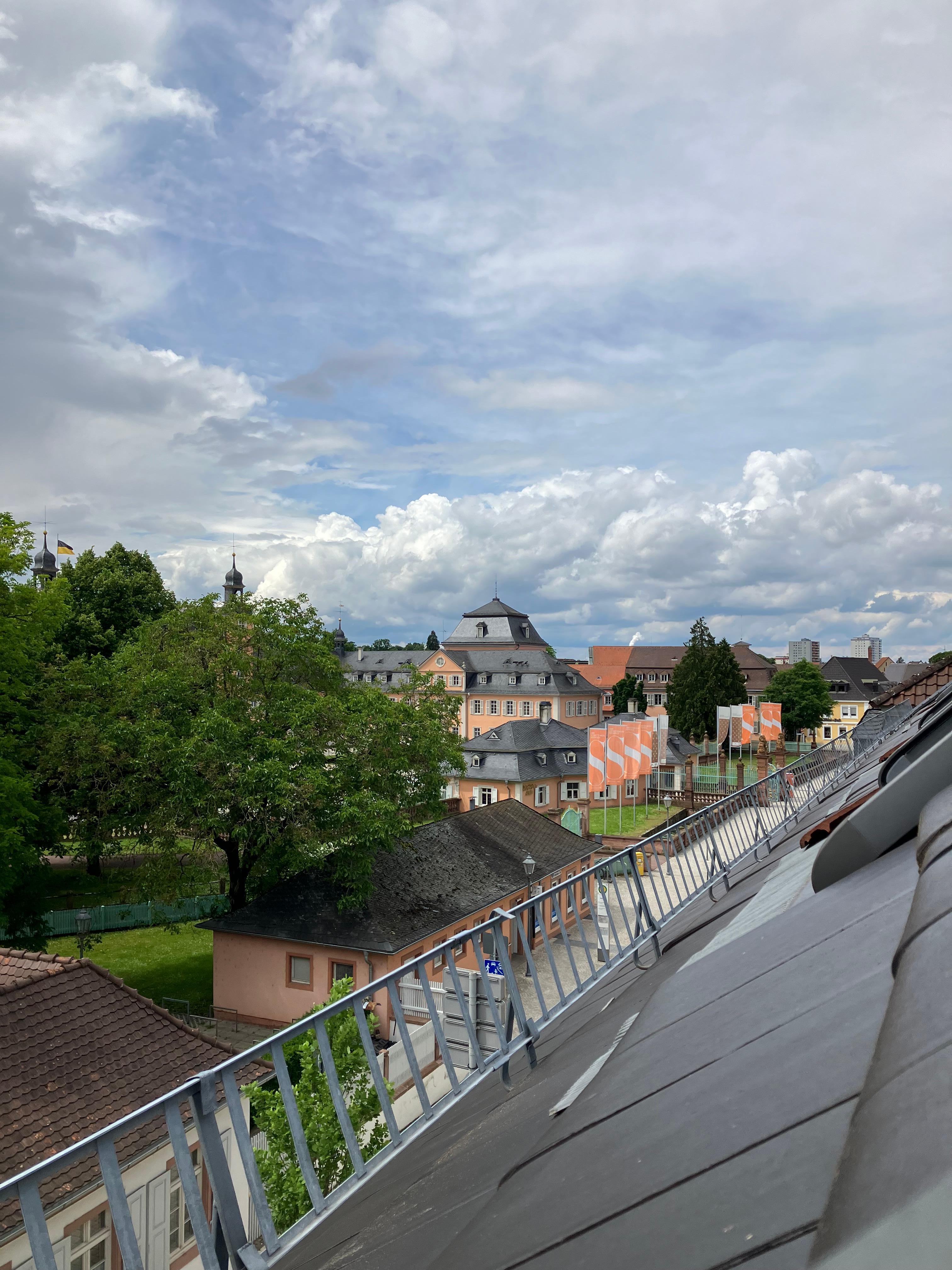 Aussicht auf das Schloss vom geräumigen Dachzimmer aus