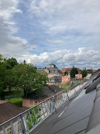 Aussicht auf das Schloss vom geräumigen Dachzimmer aus