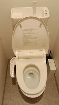 一起購買設置的便座跟馬桶,雖然不影響使用,但竟然長度落差這麼大,很不符合日本人追求完美的習慣