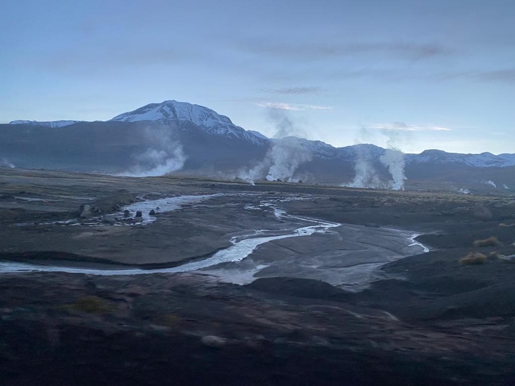 Geysers del Tatio al amanecer