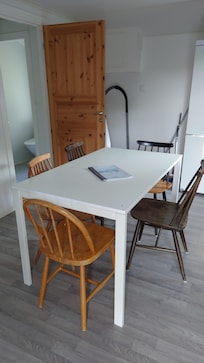 Köksbord med udda stolar får knappt plats 6 personer vid bordet