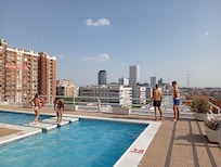 Vista da una parte di piscina, e per fare capire com'è la ringhiera