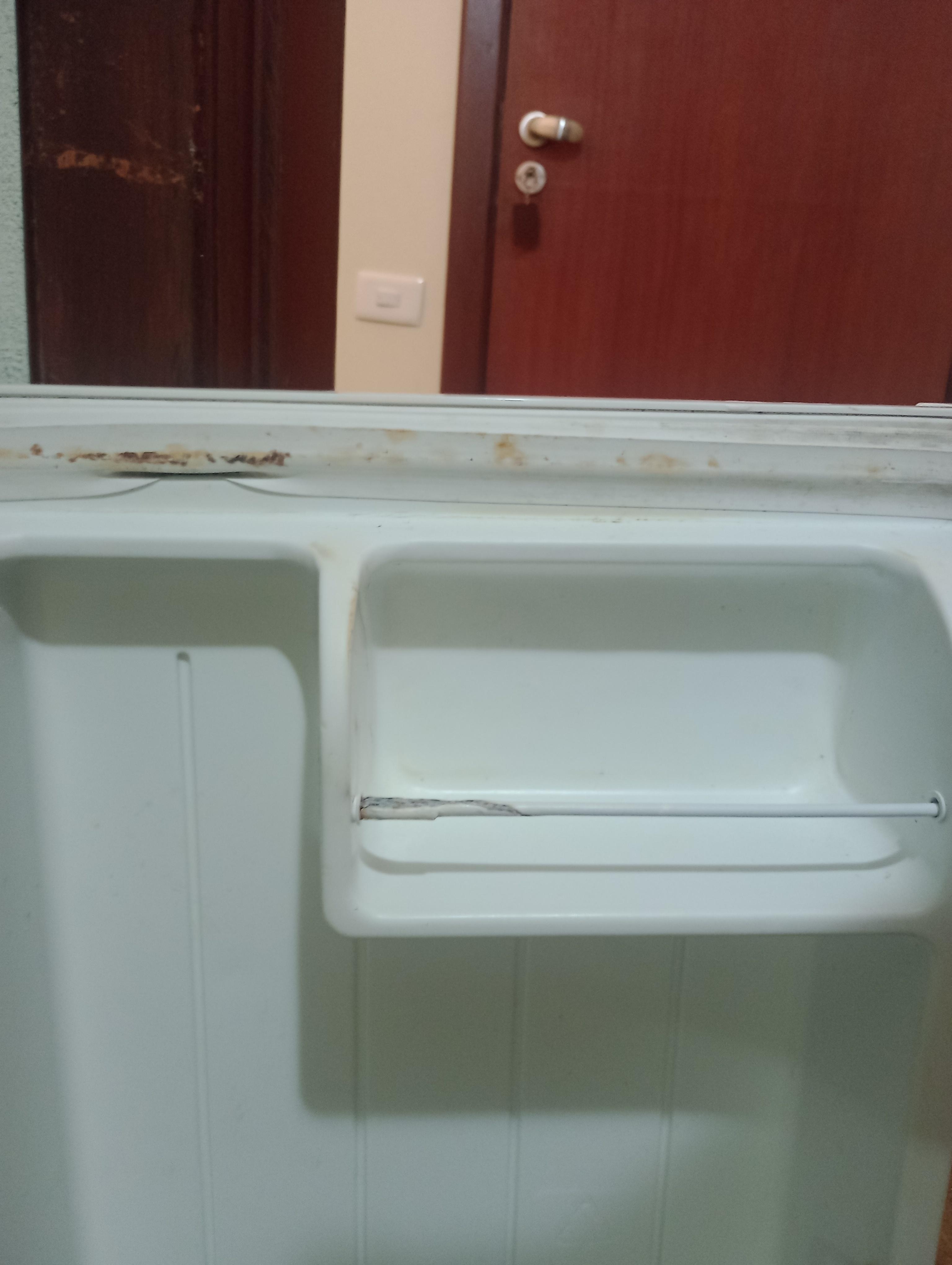 Frigobar sujo e com cheiro