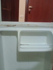 Frigobar sujo e com cheiro