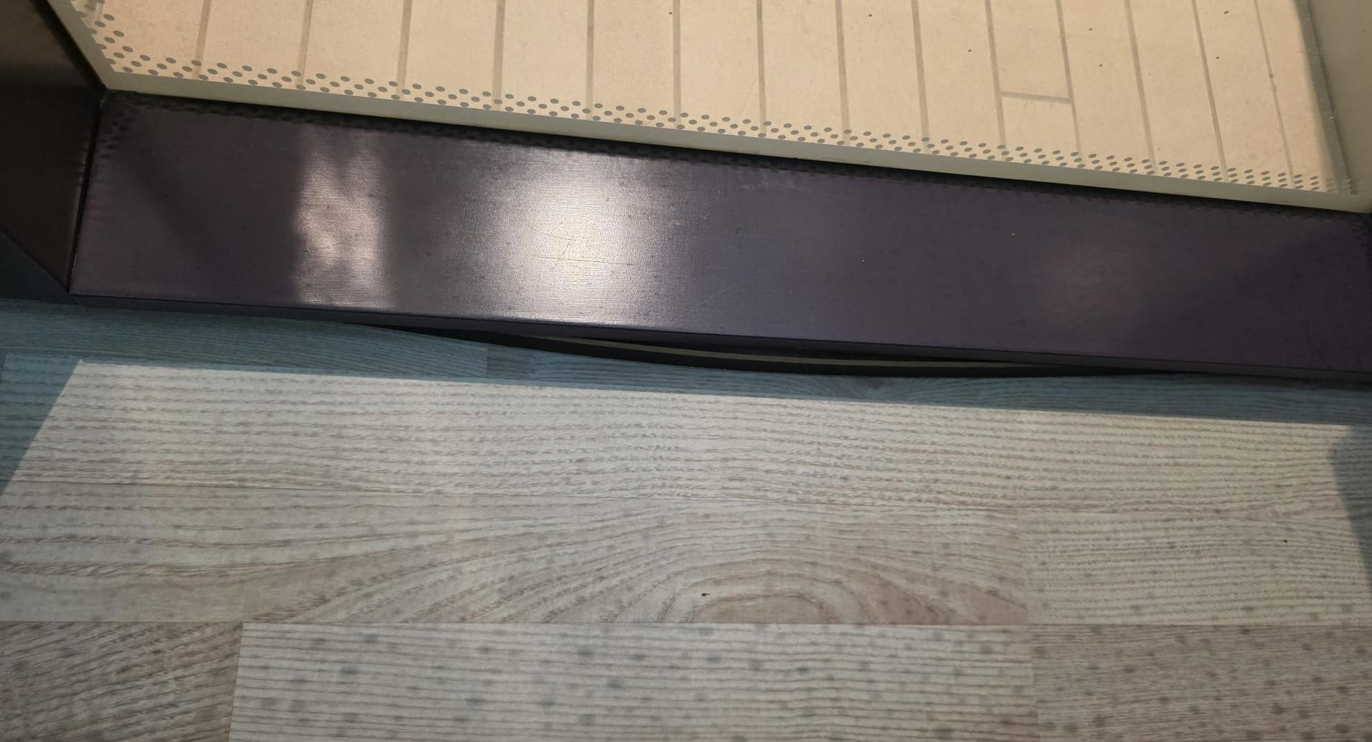 Lifted skirting divider