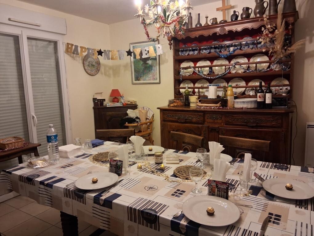 Nous avons passé un excellent réveillon entre amis dans ce gîte et en garderons un très bon souvenir.
Tout était parfait
