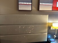 Le lit avec les egratinure semblable a celle d'un ourse