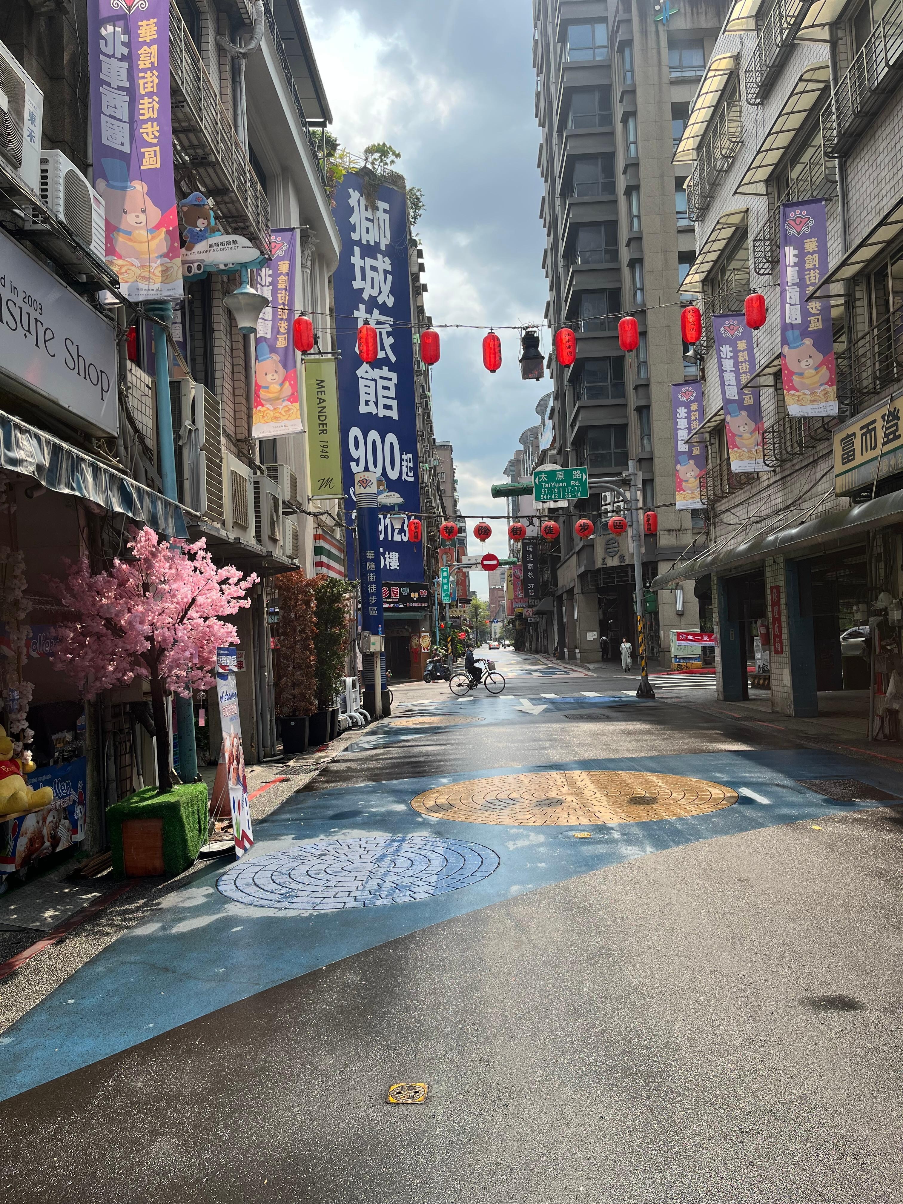 ホテル前の通り華陰街