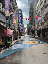 ホテル前の通り華陰街