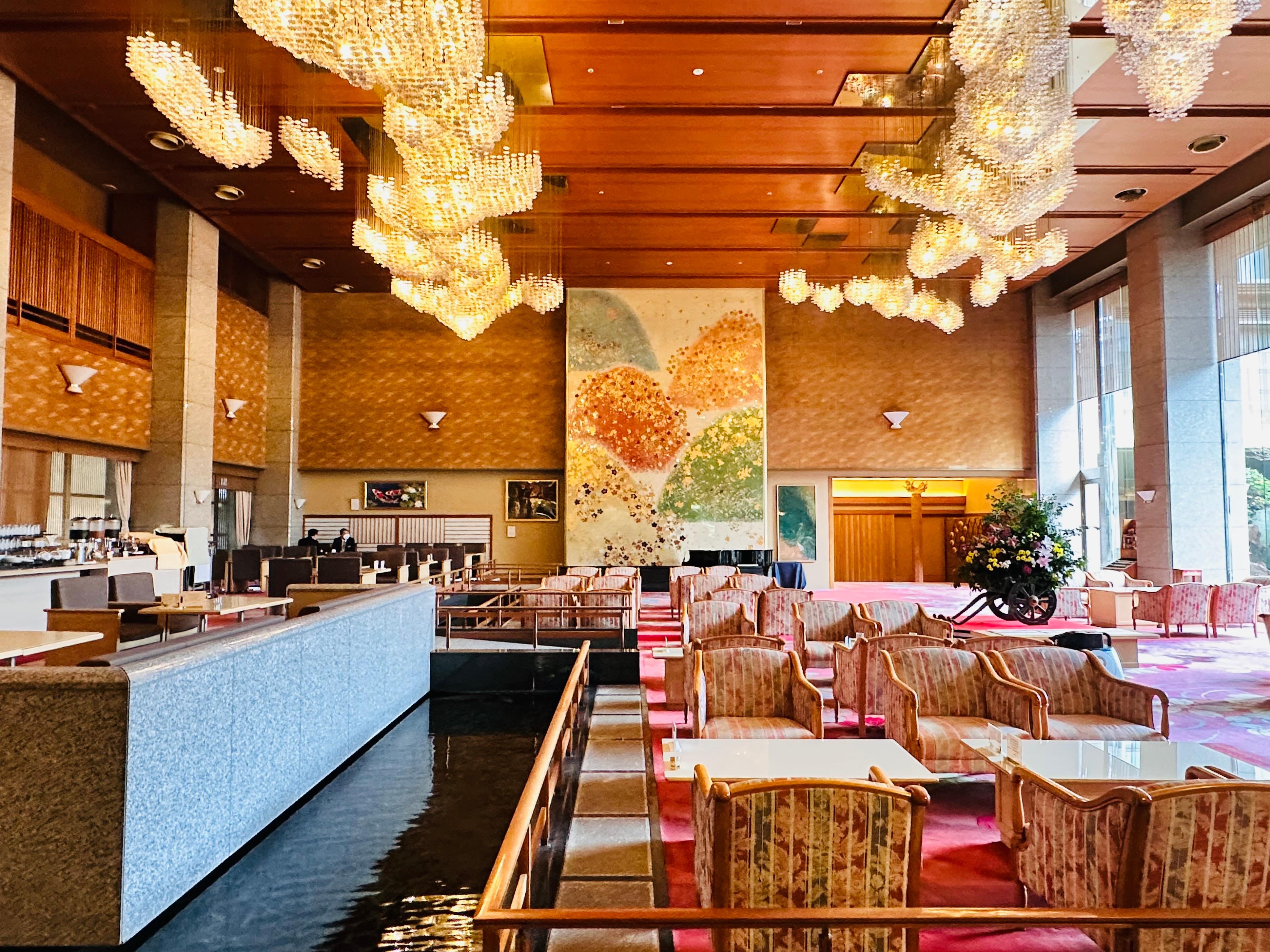 正面玄関横のラウンジ、ドリンクも無料！