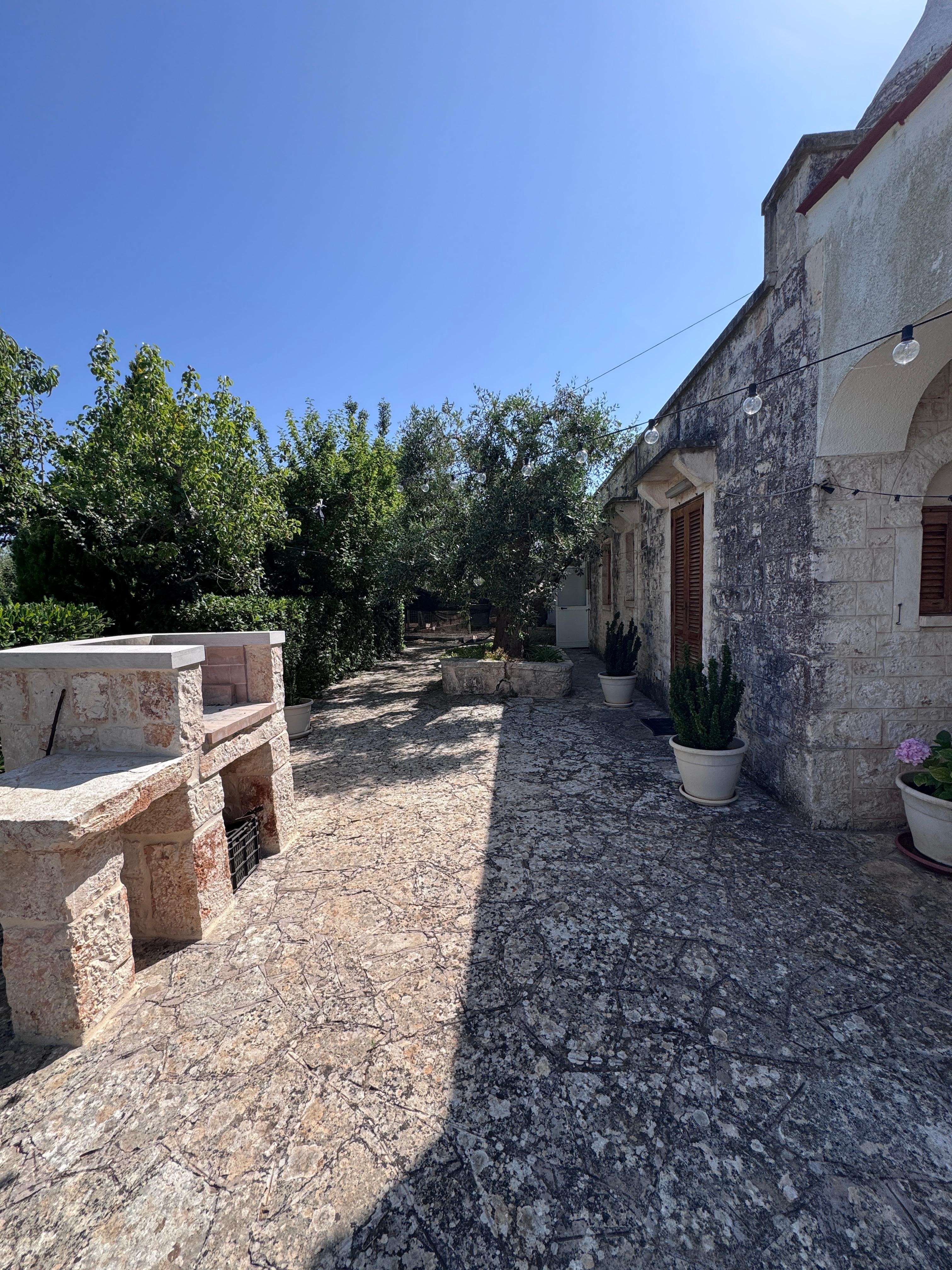 Groot terras met barbecue. 