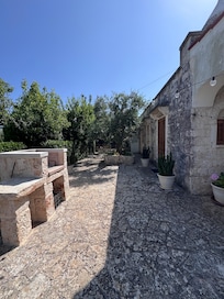 Groot terras met barbecue.